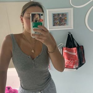 gray tank top
